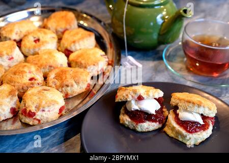 Selbst gebackene Kirschkerzen mit Erdbeermarmelade und Cremecreme Stockfoto