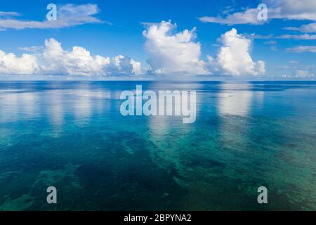 Draufsicht auf die tropische Lagune der Insel Ishigaki Stockfoto