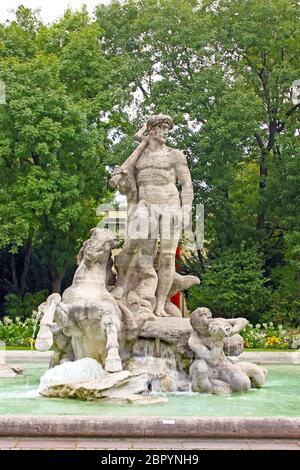 Neptun-Skulptur in der alten Botanischer Garten München in der Nähe von Halbrundbogen Stockfoto