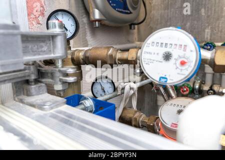 Schalten Sie heißes Wasser. Sanitär-Schrank. Wasserzähler, Kollektor, Wasserdrucksensor Stockfoto