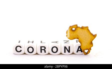 Die Form des afrikanischen Kontinents und das Textwort Corona isoliert auf einem klaren Hintergrundbild mit Kopierraum Stockfoto