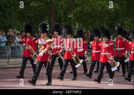 Mai 2015. Die Wachmänner marschieren von der Horse Guards Parade entlang der Mall, nachdem sie an der Major Generals Review 2015 teilgenommen haben, der vorletzten Probe für Trooping the Color, London, Großbritannien Stockfoto