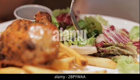 Frau, die im Restaurant Pommes frites isst Stockfoto