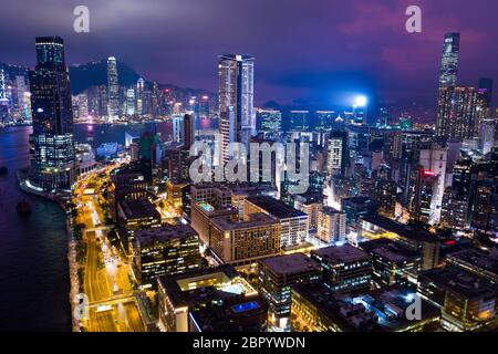 Victoria Harbour, Hong Kong 05 September 2018:- Blick von oben auf die Stadt Hong Kong bei Nacht Stockfoto
