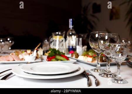 Restauranttische für Feiern. Viele Speisen auf dem festlichen Tisch Stockfoto