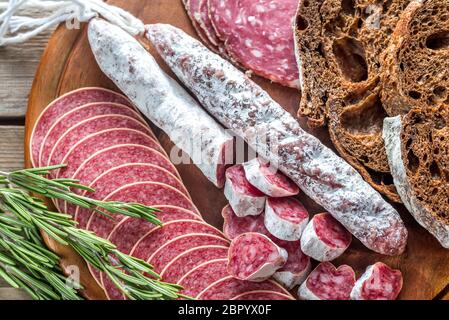 Verschiedene Arten von Salami mit dunklen Roggenbrot Stockfoto