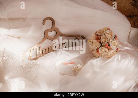 Schwarze und weiße Schleifen auf Holzbügeln, auf Holzhintergrund Stockfoto