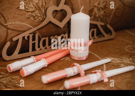 Schwarze und weiße Schleifen auf Holzbügeln, auf Holzhintergrund Stockfoto