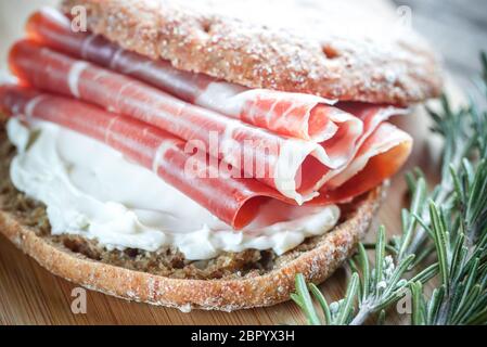 Scheiben von Jamon und Sandwich mit Frischkäse Stockfoto