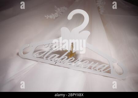 Schwarze und weiße Schleifen auf Holzbügeln, auf Holzhintergrund Stockfoto