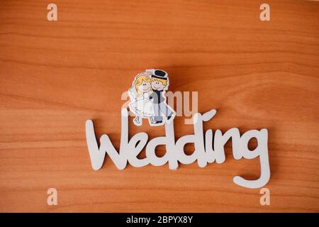 Hochzeitsdekorationen. Weiße Holzkiste für Eheringe mit der Aufschrift Wedding Stockfoto