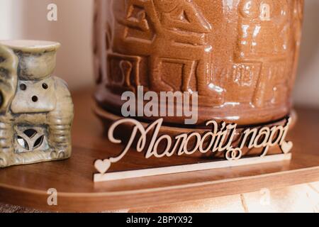 Hochzeitsdekorationen. Weiße Holzkiste für Eheringe mit der Aufschrift Wedding Stockfoto