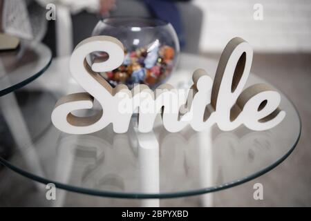 Hochzeitsdekorationen. Weiße Holzkiste für Eheringe mit der Aufschrift Wedding Stockfoto