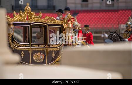 Westminster, London, Großbritannien. Mai 2015. Die königliche Prozession kehrt nach der Staatseröffnung des Parlaments durch die Horse Guards Parade zurück. Der Staatscoach mit Königin Elizabeth II. Und Prinz Philip, Herzog von Edinburgh. © Malcolm Park/Alamy Live News Stockfoto