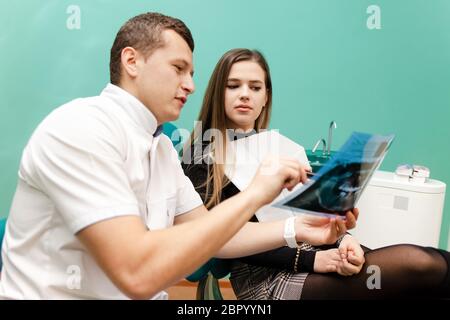 Zahnarzt Arzt zeigt Röntgenbild an den Patienten Stockfoto