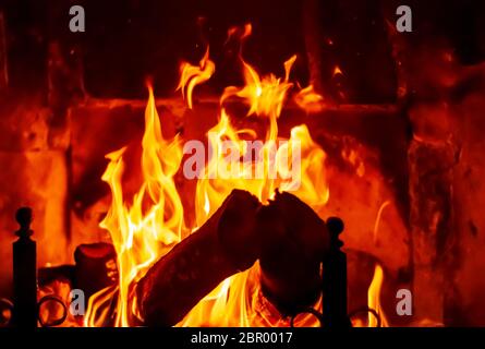 Feuer brennt im Kamin von Baumstämmen mit Strom versorgt. Wärme und Licht. Stockfoto