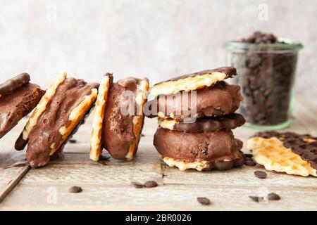 Schokoladeneis Sandwiches mit Waffeln und Schokolade Stockfoto