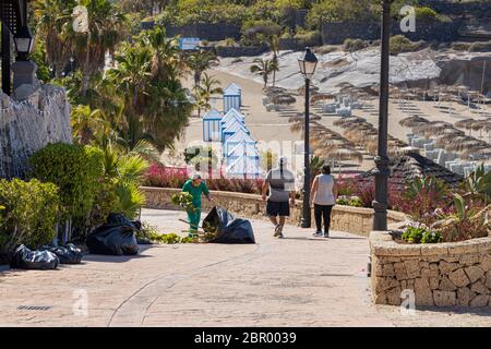 Gärtner bei der Arbeit an Gärten am Mirador über dem Strand Playa del Duque während der ersten Phase der Deeskalation des Covid 19, Coronavirus, Staat EM Stockfoto