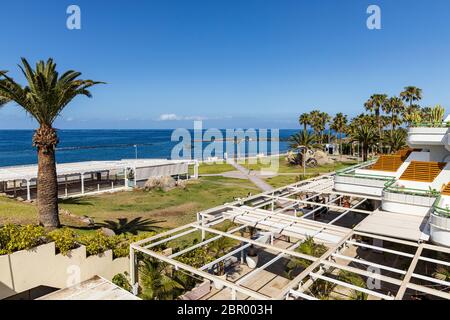 Luftaufnahme über die Altamira Terrasse Bars geschlossen während Phase eins der Deeskalation des Covid 19, Coronavirus, State of Emergency, Costa Adeje, Ten Stockfoto