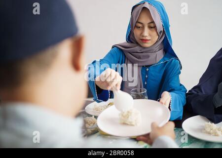 muslimische Familie asiatische eid mubarak feiert Mittagessen zusammen zu Hause Stockfoto
