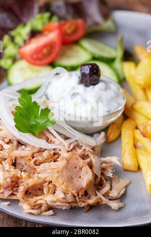 Griechischen Gyros mit tzaziki und Pommes Frites Stockfoto