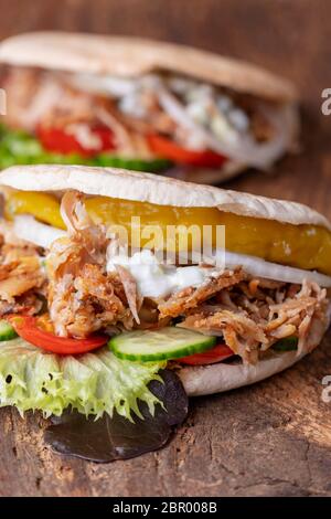 Nahaufnahme einer frischen Döner in einem Brötchen Stockfoto