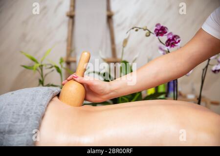 Frau mit Rücken Maderotherapie Massage mit Holz schwedischen Tasse Stockfoto