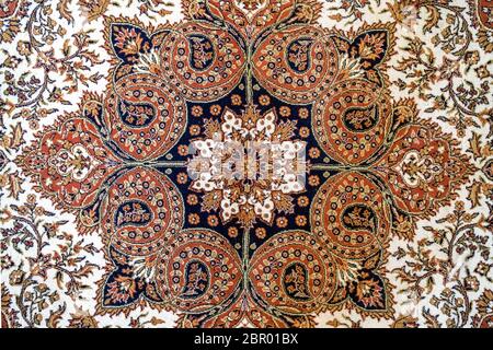 Türkischer handgemachter Teppich, hergestellt in Isparta. Farbenfroher orientalischer Mosaikteppich mit traditionellen geometrischen Ornamenten und floralen Motiven. Türkischer Teppich. Stockfoto