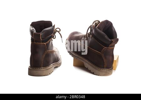 Herren Stiefeletten, braun, mit Nubukleder. Isoliert auf weißem Hintergrund, geschlossen Stockfoto