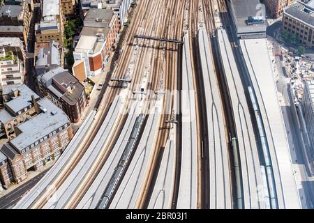 Luftaufnahme von Bahn und Bahnhof in London, England Stockfoto