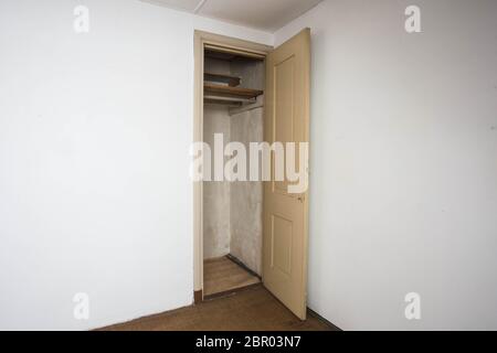 Zimmer mit Einbauschrank, Alte, leere Haus close-up Stockfoto