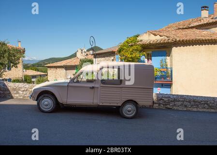 Der alte Citroen-Van parkte im befestigten Hügeldorf Sablet im Vaucluse, Frankreich. Stockfoto