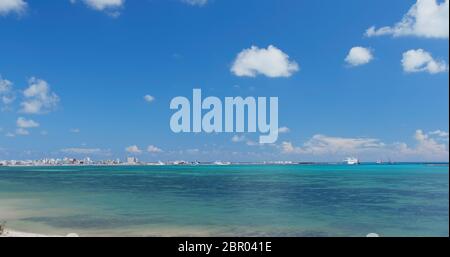 Blauer Himmel und Meer auf ishigaki Island Stockfoto