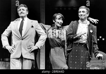 l-r: Denis Quilley (Georges), Phyllida Law (Jacqueline), George Hearn (Albin) in LA CAGE AUX FOLLES im Londoner Palladium 07/05/1986 Musik: Jerry Herman Buch: Harvey Fierstein nach dem Stück von Jean Poiret Regie: Arthur Laurents Stockfoto