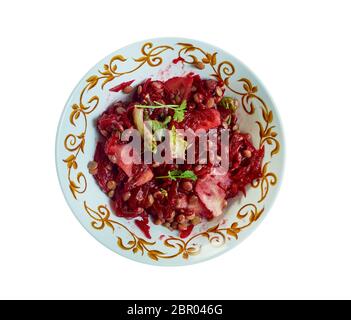 Rote Bete Linsenleine Tabbouleh, Beilage oder vegane Hauptspeise. Stockfoto