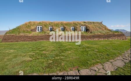 Großes SOD Haus mit Fenstern in den Sod Walls in Glaumbaer, Island Stockfoto