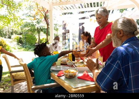 Familie gemeinsam am Tisch essen Stockfoto