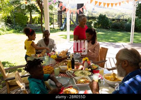 Familie gemeinsam am Tisch essen Stockfoto