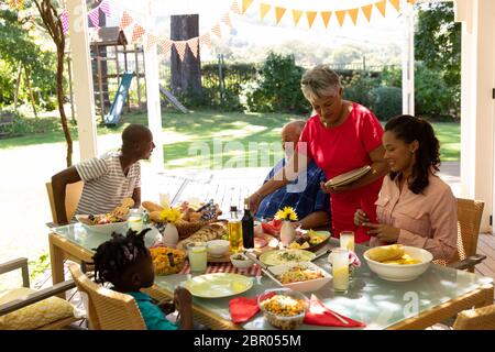 Familie gemeinsam am Tisch essen Stockfoto