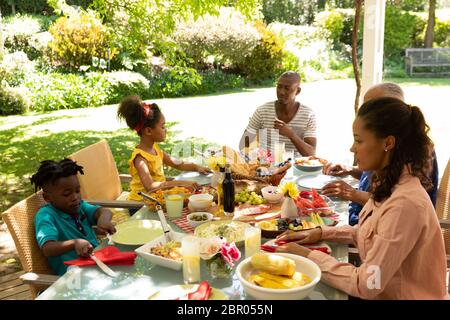 Familie gemeinsam am Tisch essen Stockfoto