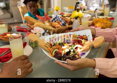 Familie gemeinsam am Tisch essen Stockfoto