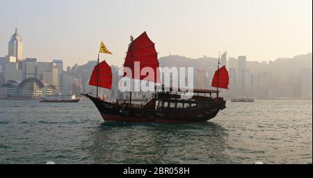 Victoria Harbour, Hongkong, 14. März 2019: Sonnenuntergang in Hongkong Stockfoto