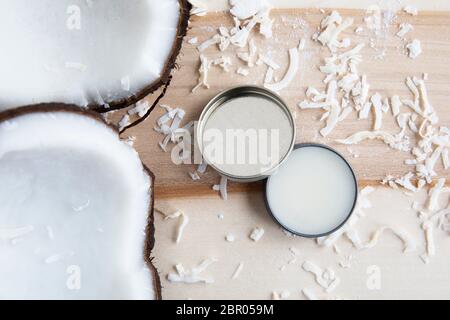 Kokosnüsse mit Kokos Kosmetik Creme von oben nach unten an. Stockfoto