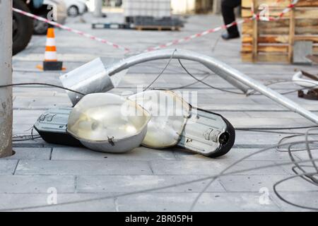 Austausch von Straßenbeleuchtung Laternen. Neue Lichter zur Beleuchtung der Straßen der Stadt vor der Installation. Stockfoto