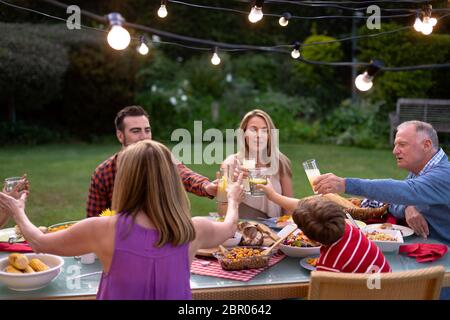 Glücklich kaukasischen Familie zusammen am Tisch essen Stockfoto