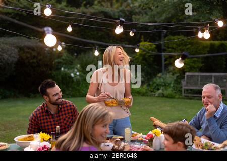 Glücklich kaukasischen Familie zusammen am Tisch essen Stockfoto