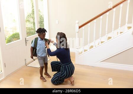 Gemischte Rasse Frau Abschied von ihrem jungen Sohn Stockfoto