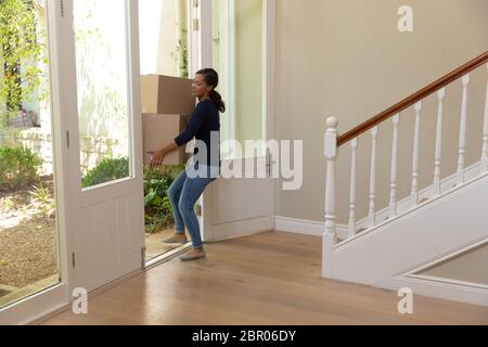 Gemischte Rasse Frau Ankunft in ihrem neuen Zuhause Stockfoto