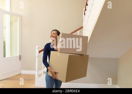 Gemischte Rasse Frau Ankunft in ihrem neuen Zuhause Stockfoto