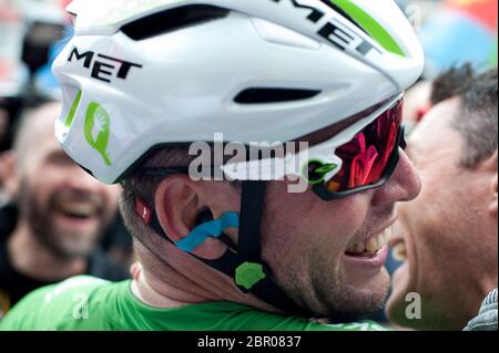 02.07.2016. Angers, Frankreich. Tour de France Etappe 3 von Granville nach Angers. News erreicht Mark Cavendish, dass er die Etappe knapp vor Andre gewonnen hat Stockfoto